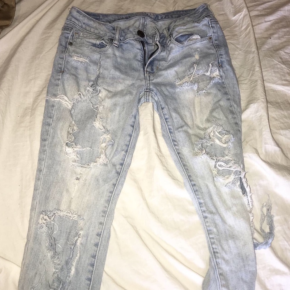 light wash ripped American eagle jeans.
